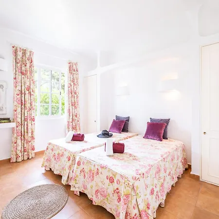 Villa In Albufeira Near Sandy Beaches Albufeira